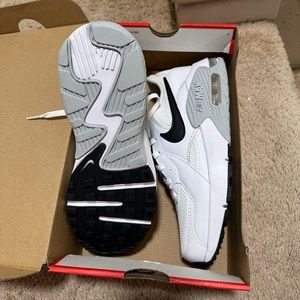 Women Nike Airmax Excee size 6.5
